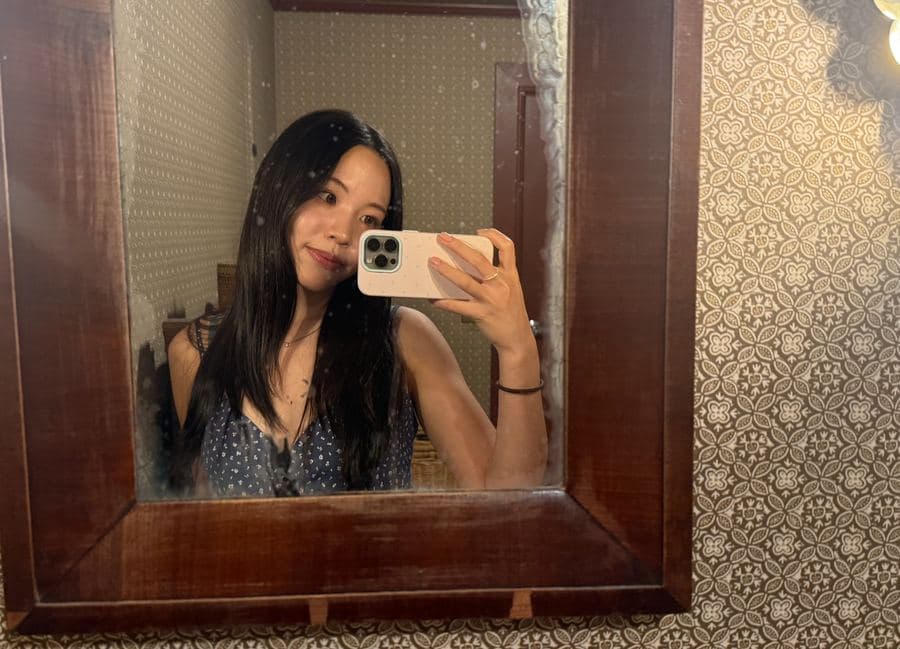 Bella in a mirror selfie